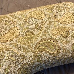 Queen paisley reversible comforter with 2 standard shams. like new condition.